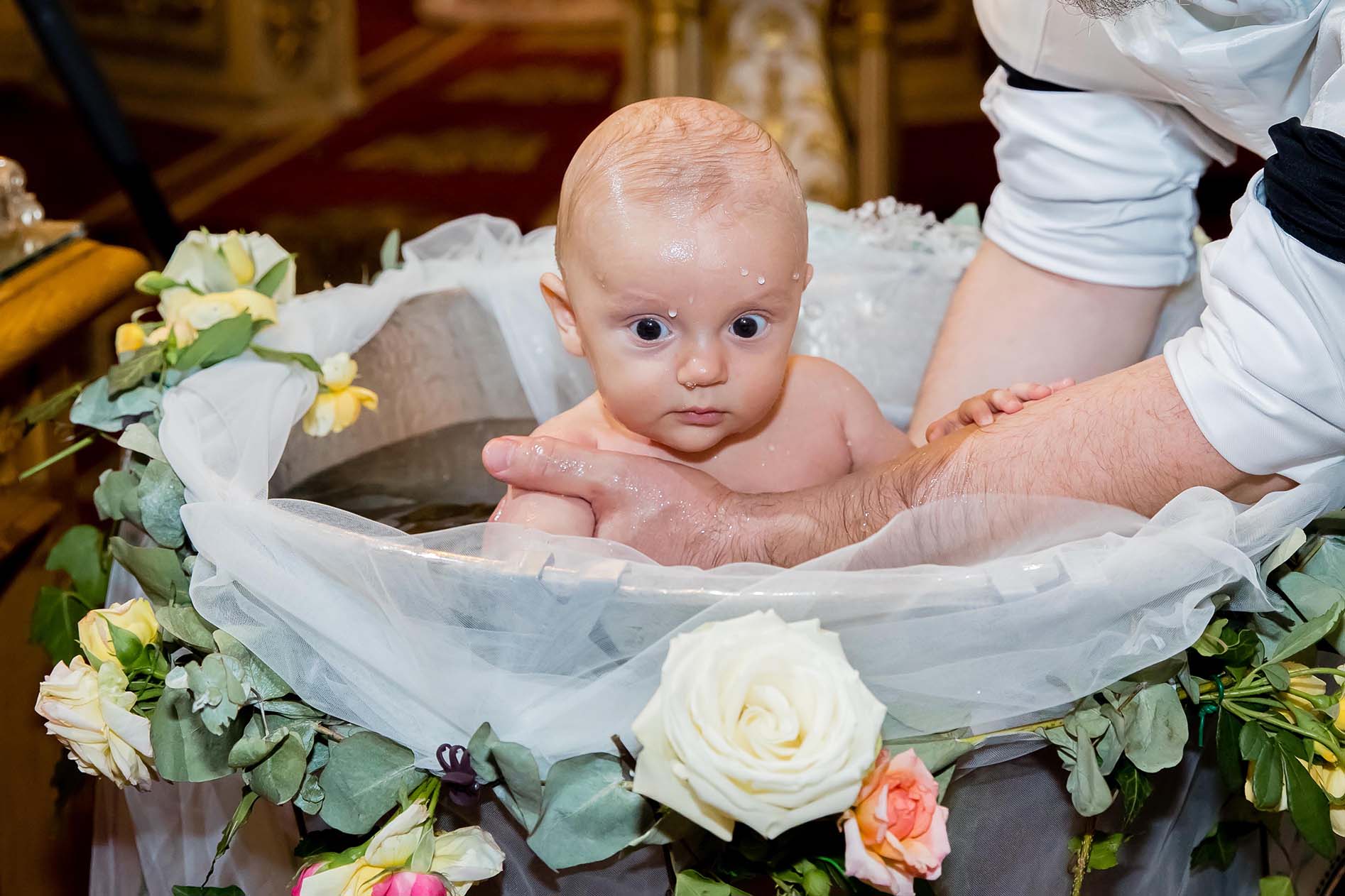 copil in biserica la botez